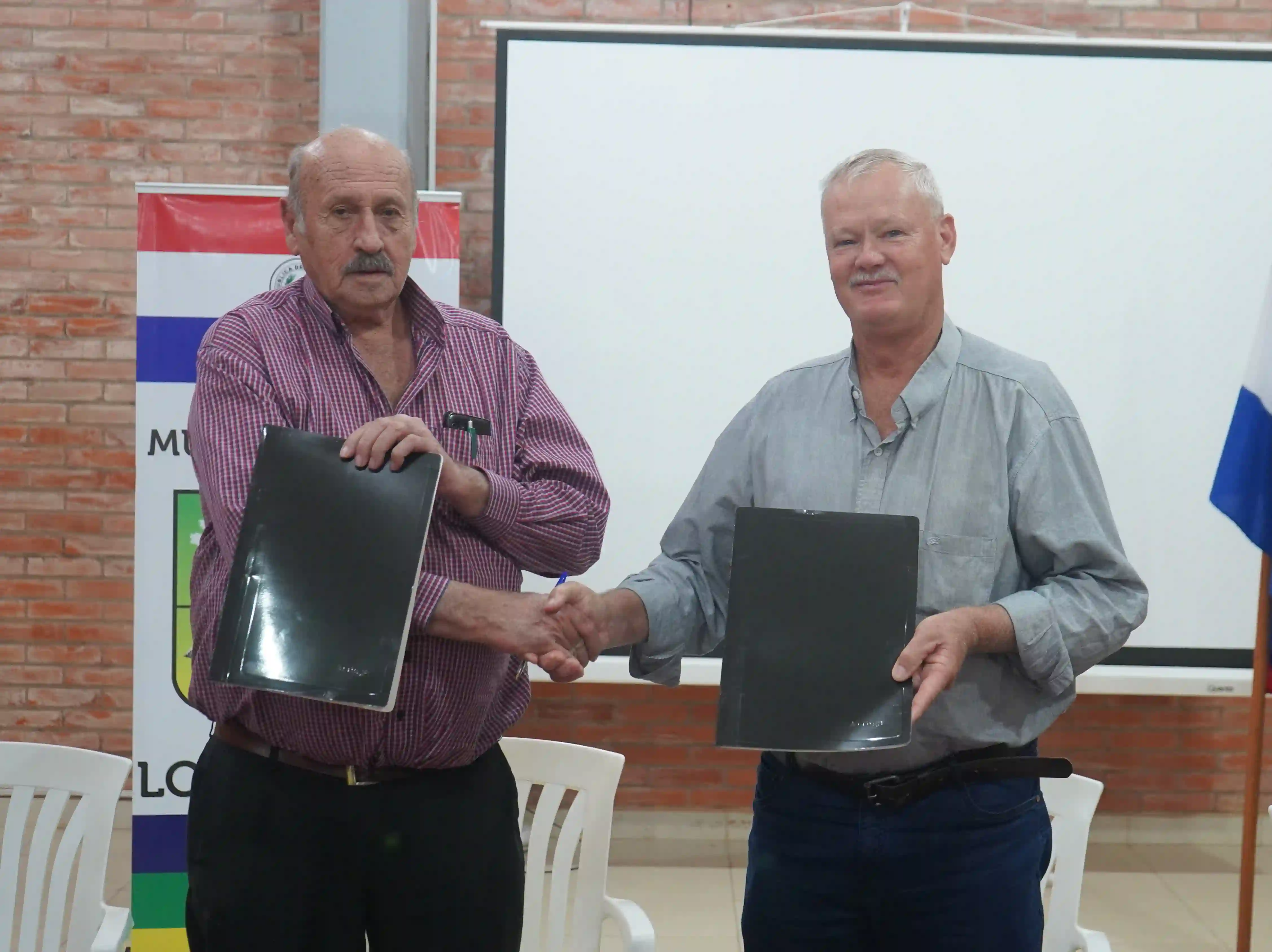 Entrega oficial de la Intendencia Municipal de Loma Plata al Sr. Willi Toews Dueck.