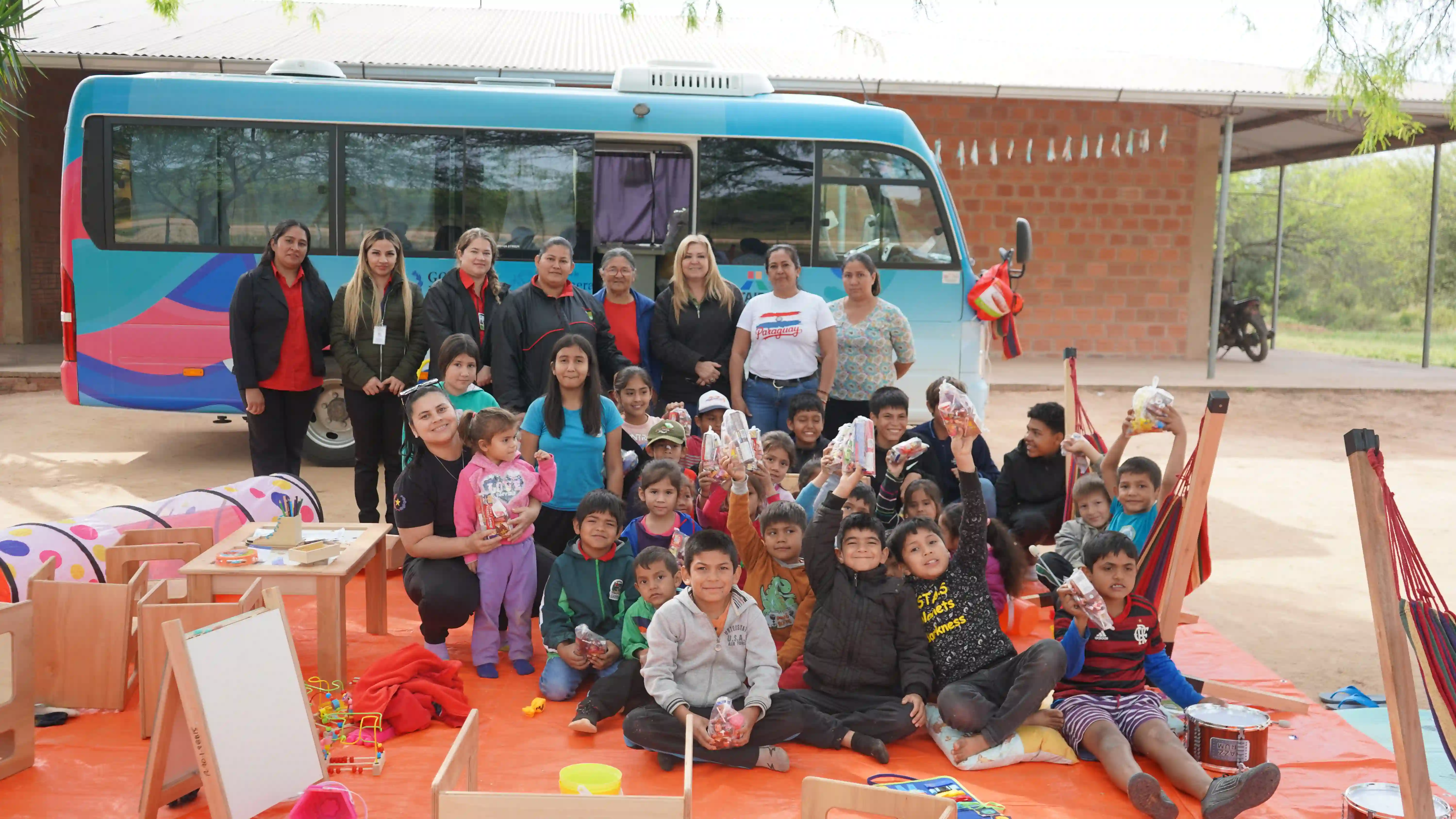 Bibliobús Semillas del Futuro llegó al Programa Abrazos de Villa Boquerón.